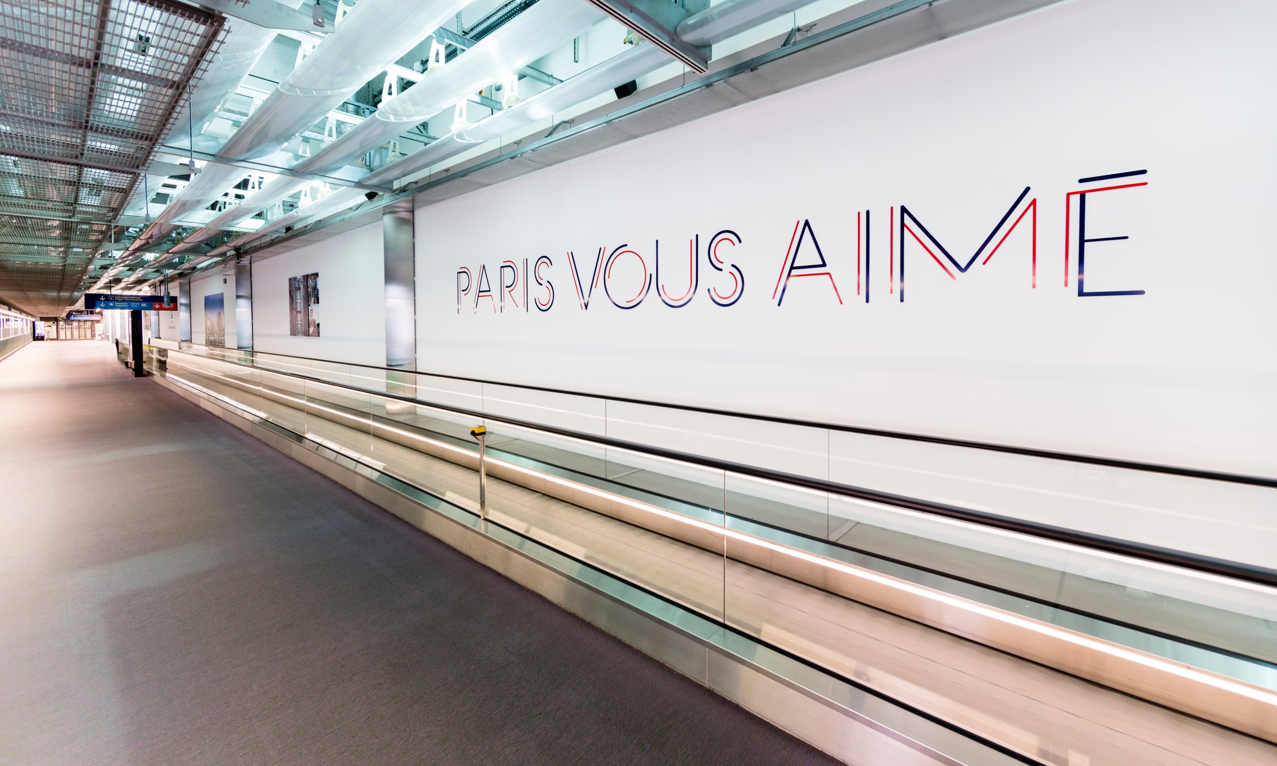 Habillage de façade d'une tour de bureaux posé de nuit