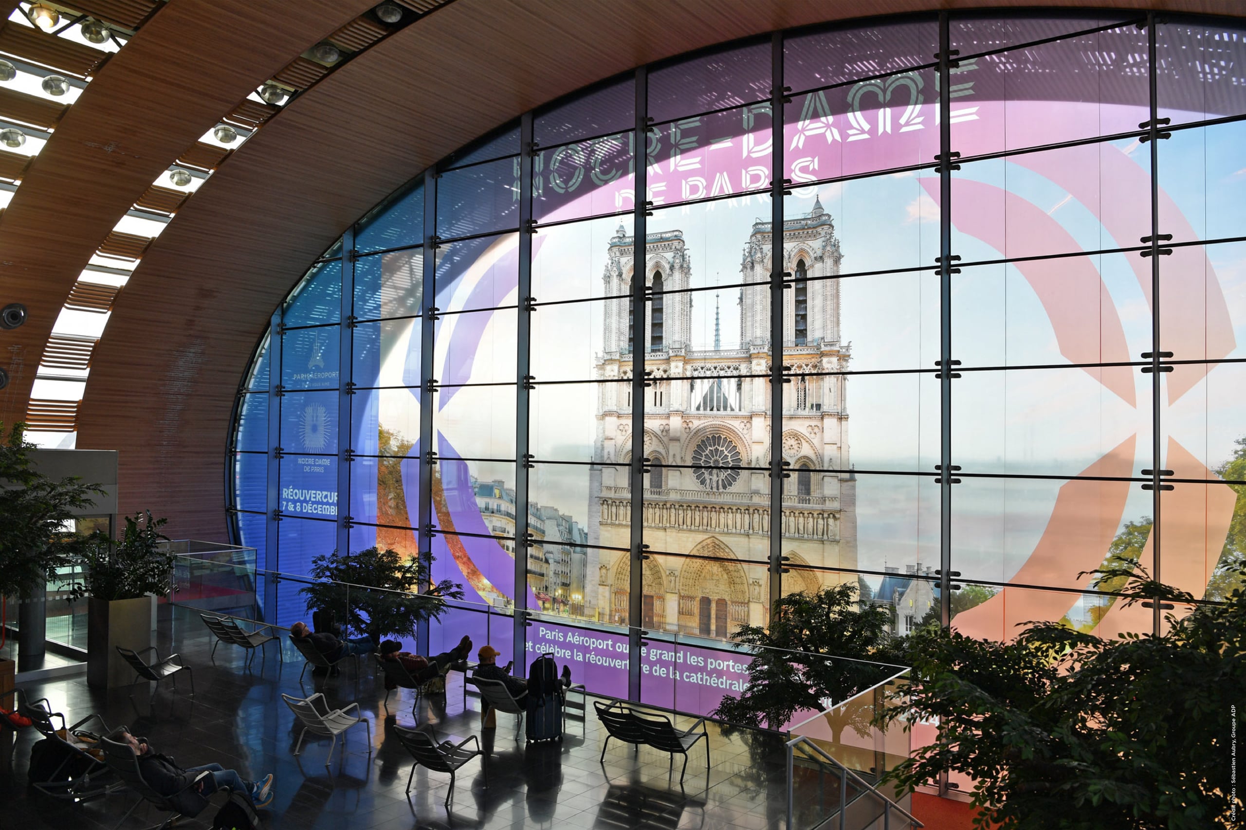 Verrière d'aéroport habillée d'un visuel monumental